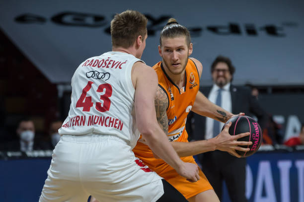 西蒙尼在更 西蒙尼在更